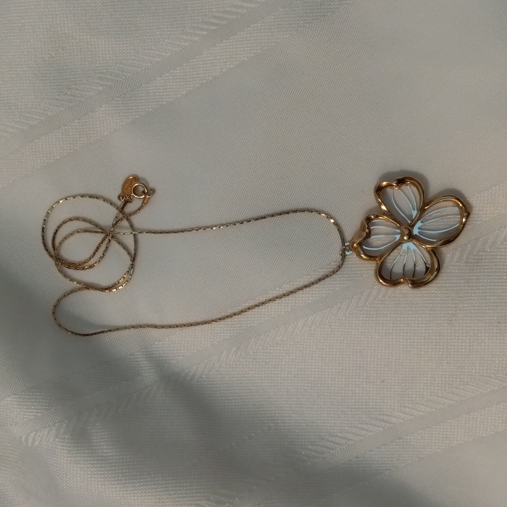 Avon Gold Tone Necklace